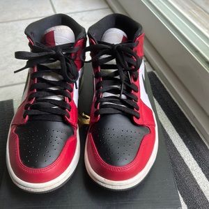 Jordan 1 Mid Chicago Black Toe Size 7.5 men’s (size 9 women’s)
